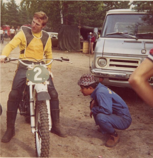 Hyvinkää GP-250 1971 Sylvain Geboers ja mekaanikko Suzukin säätöhommissa